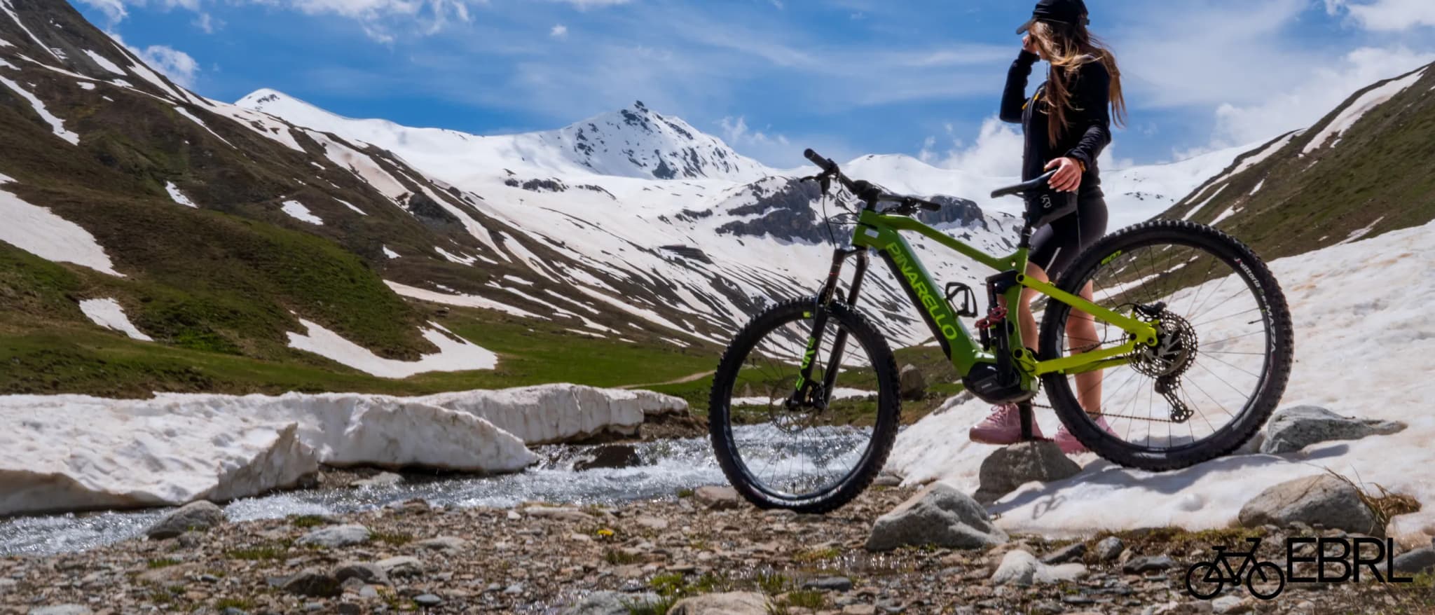 Electric mountain bike mid-drive motor and integrated battery on a trail bike